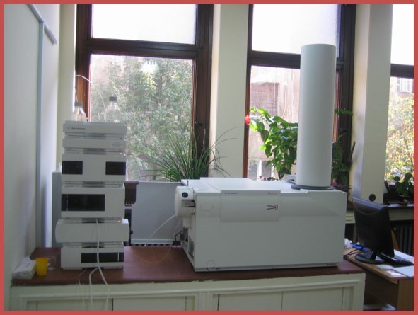 Течни хроматограф са два детектора: diode-array (DAD) и масеним спектрометром високе резолуције (ToF) LC/ESI ToF MS